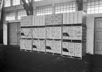 834729 Afbeeldingen van voor vervoer gereedstaande dozen soep van Royco in de loods van Van Gend & Loos te Arnhem.